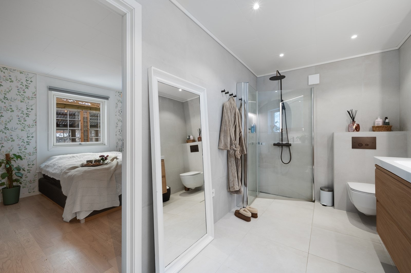 Direkte adkomst til hoved soverommet fra badet. Galleribilde