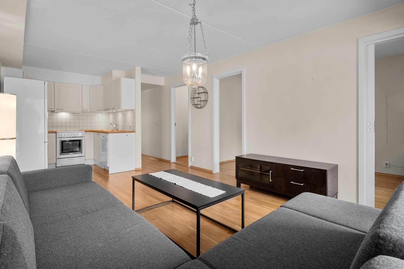 Åpen løsning mellom stue og kjøkken gir en praktisk og romslig oppholdsplass. Galleribilde