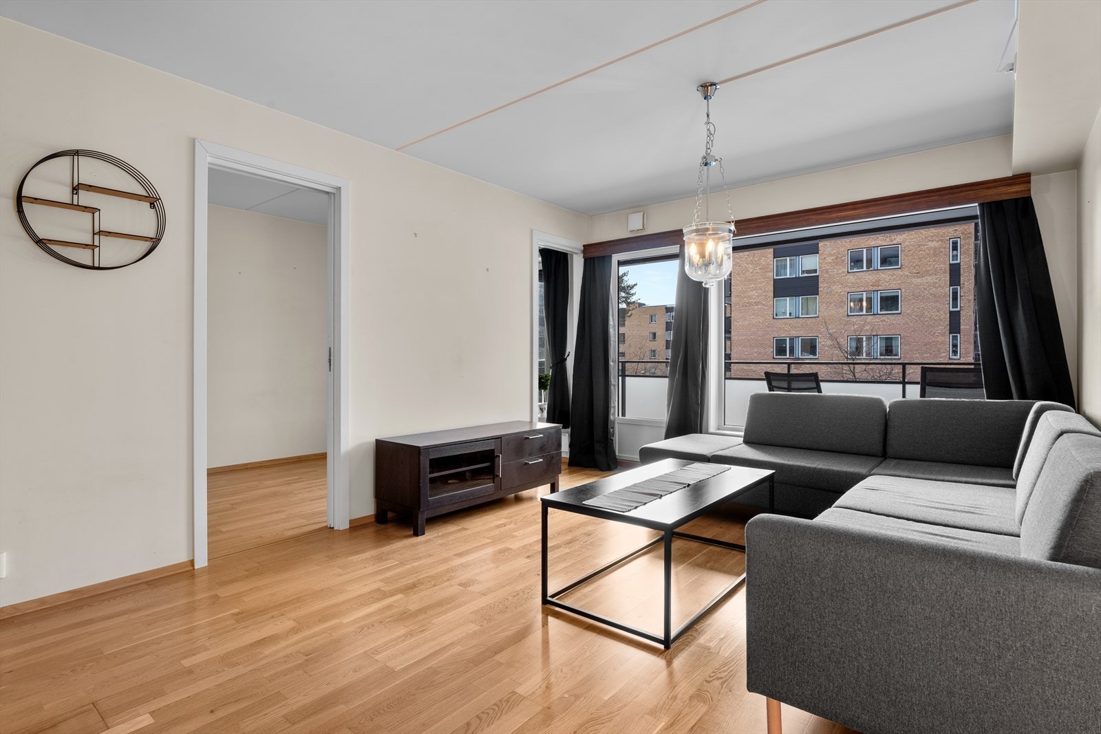 Store vindusflater gir godt lysinnslipp i stuen, med utgang til balkong for ekstra romfølelse. Galleribilde