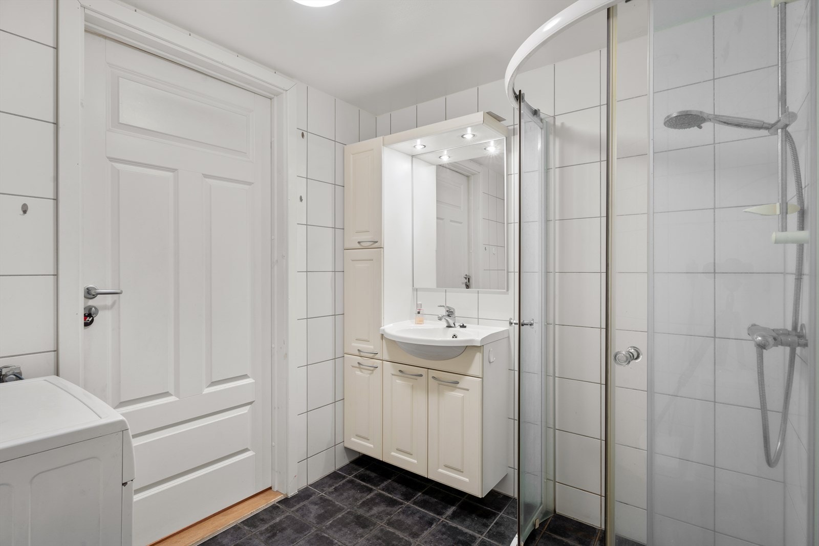 Profilert innredning med servant og ettgreps blandebatteri gir praktisk oppbevaring. Galleribilde