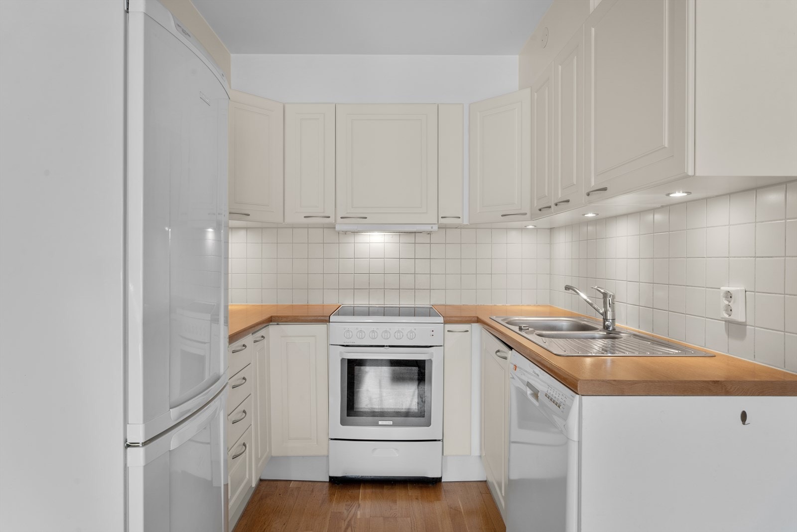 Kjøkkenet har profilerte fronter og en laminat benkeplate med opplegg for oppvaskmaskin. Galleribilde