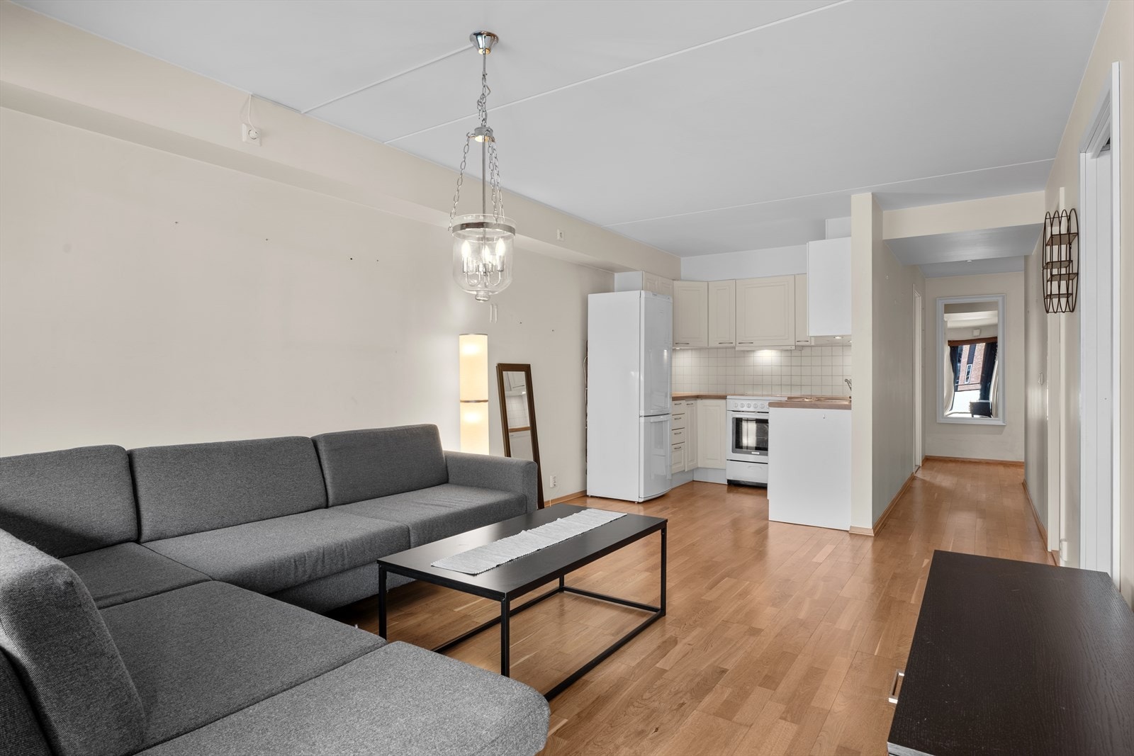 Kjøkkenet ligger i en åpen og sosial løsning med stuen - perfekt for å varte opp gjester! Galleribilde