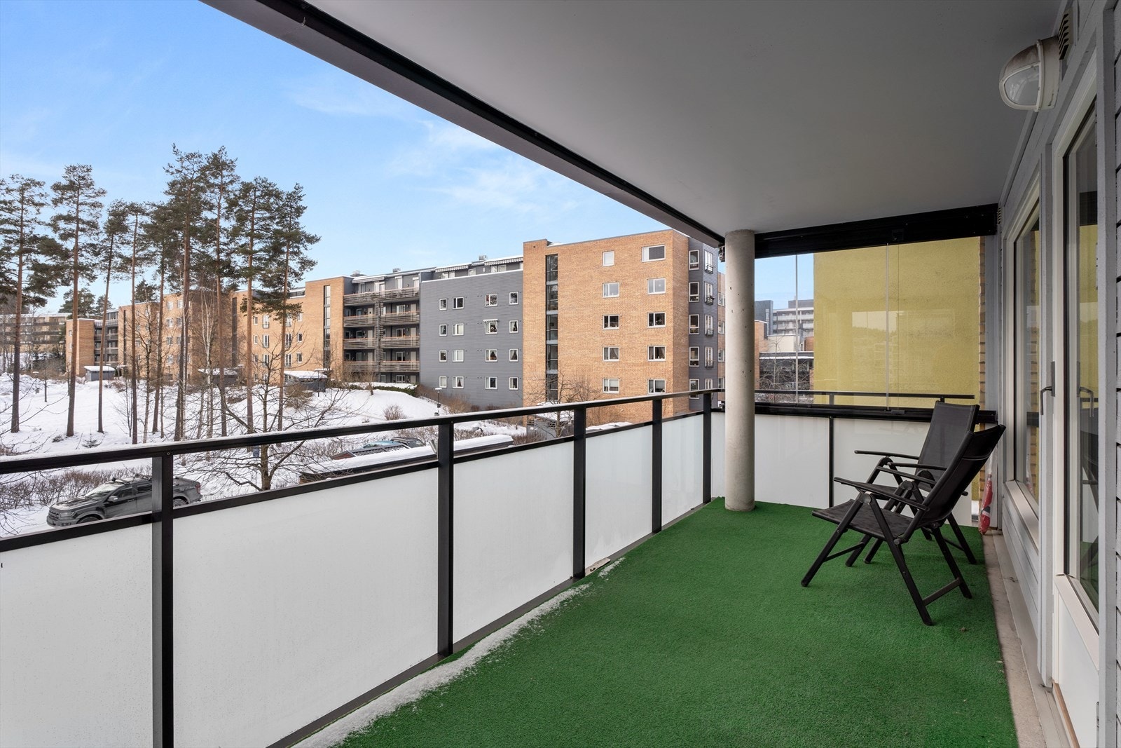 Balkongen ligger usjenert til og har gode solforhold. Balkongen i betong har rekkverk i stål og glass, med utsikt over nærområdet. Galleribilde