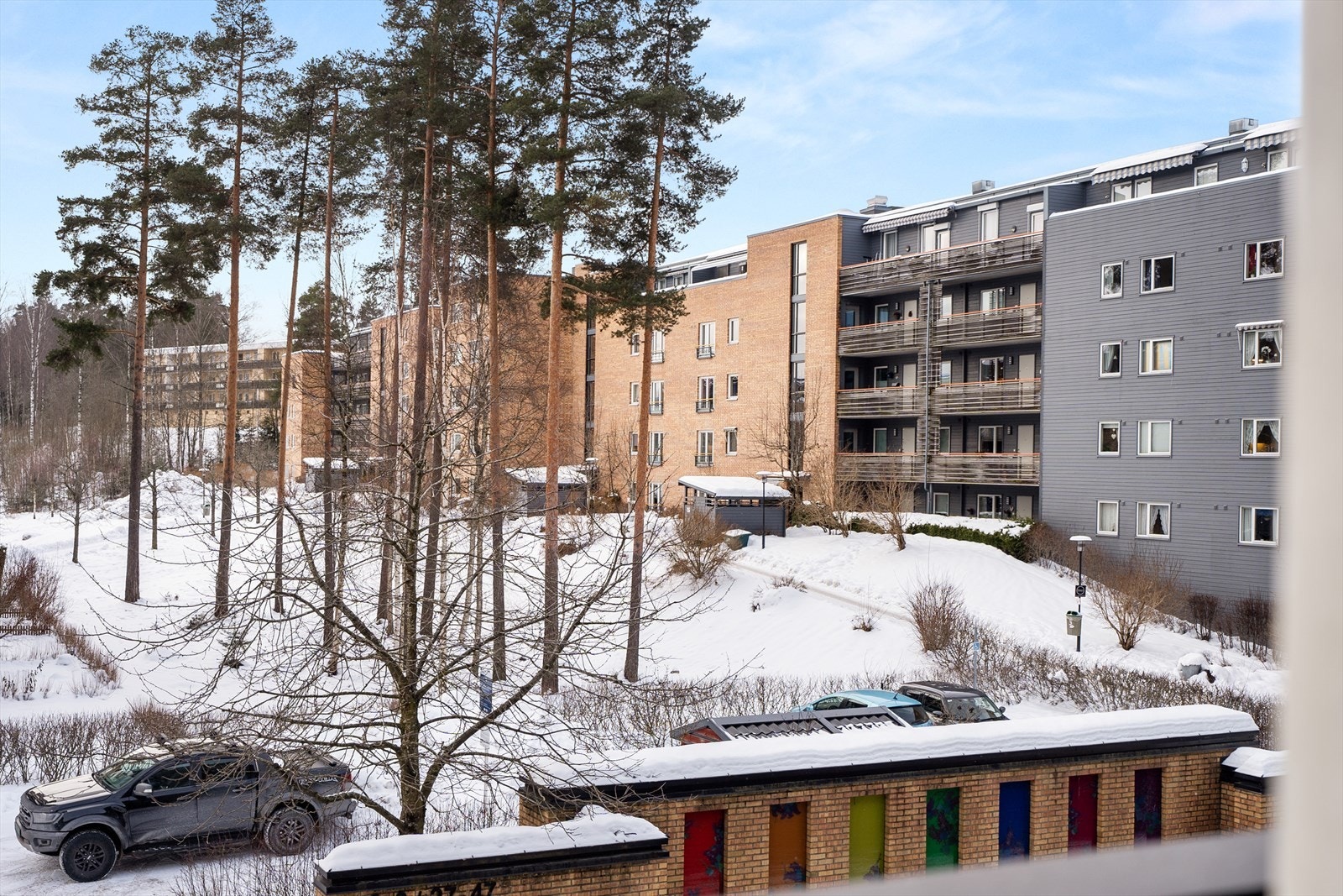 Borettslagets fellesområde er opparbeidet med grøntarealer og asfalterte internveier. Galleribilde