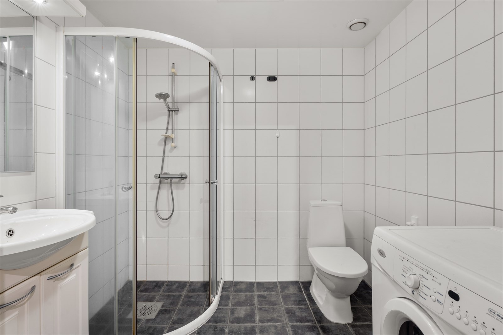 Flislagte vegger og gulv med elektriske varmekabler gir et funksjonelt baderom. Galleribilde