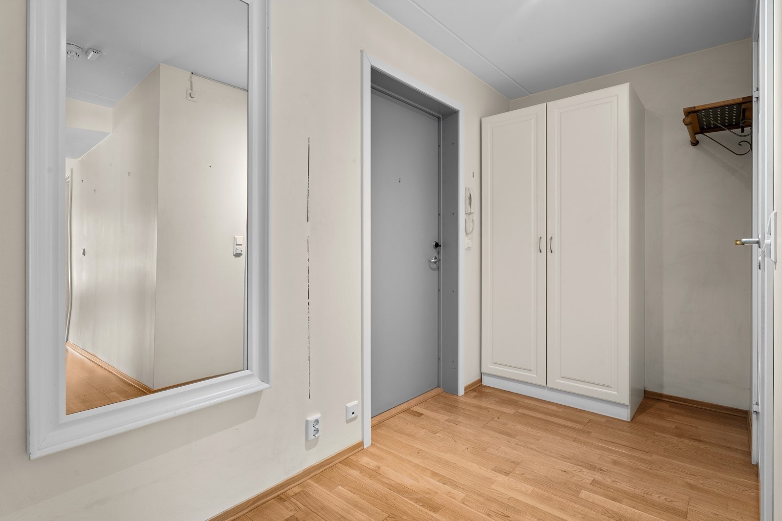 Entréen har en praktisk garderobeløsning med skap for oppbevaring. Galleribilde