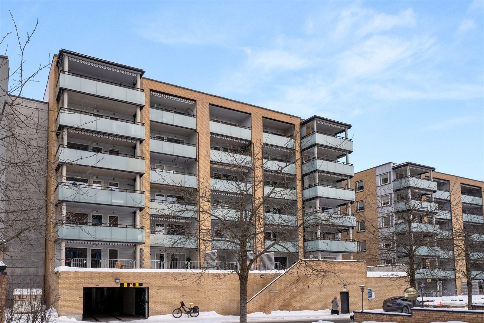 Leiligheten disponerer garasjeplass nummer 72 i felles garasjeanlegg. Borettslaget har installert infrastruktur for el-bil lading. Galleribilde