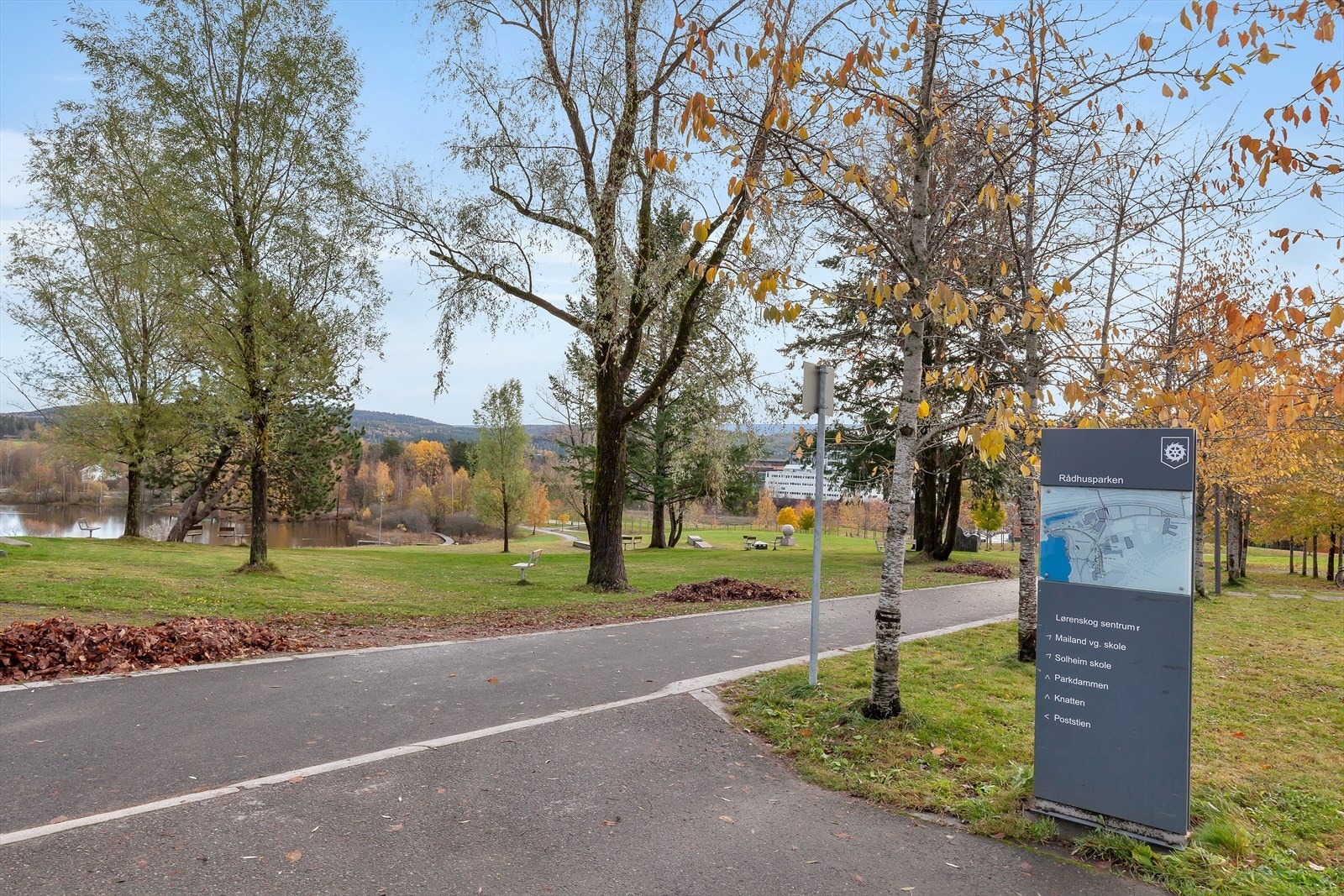 Rådhusparken gir gode rekreasjonsmuligheter med gangstier og naturskjønne omgivelser. Galleribilde