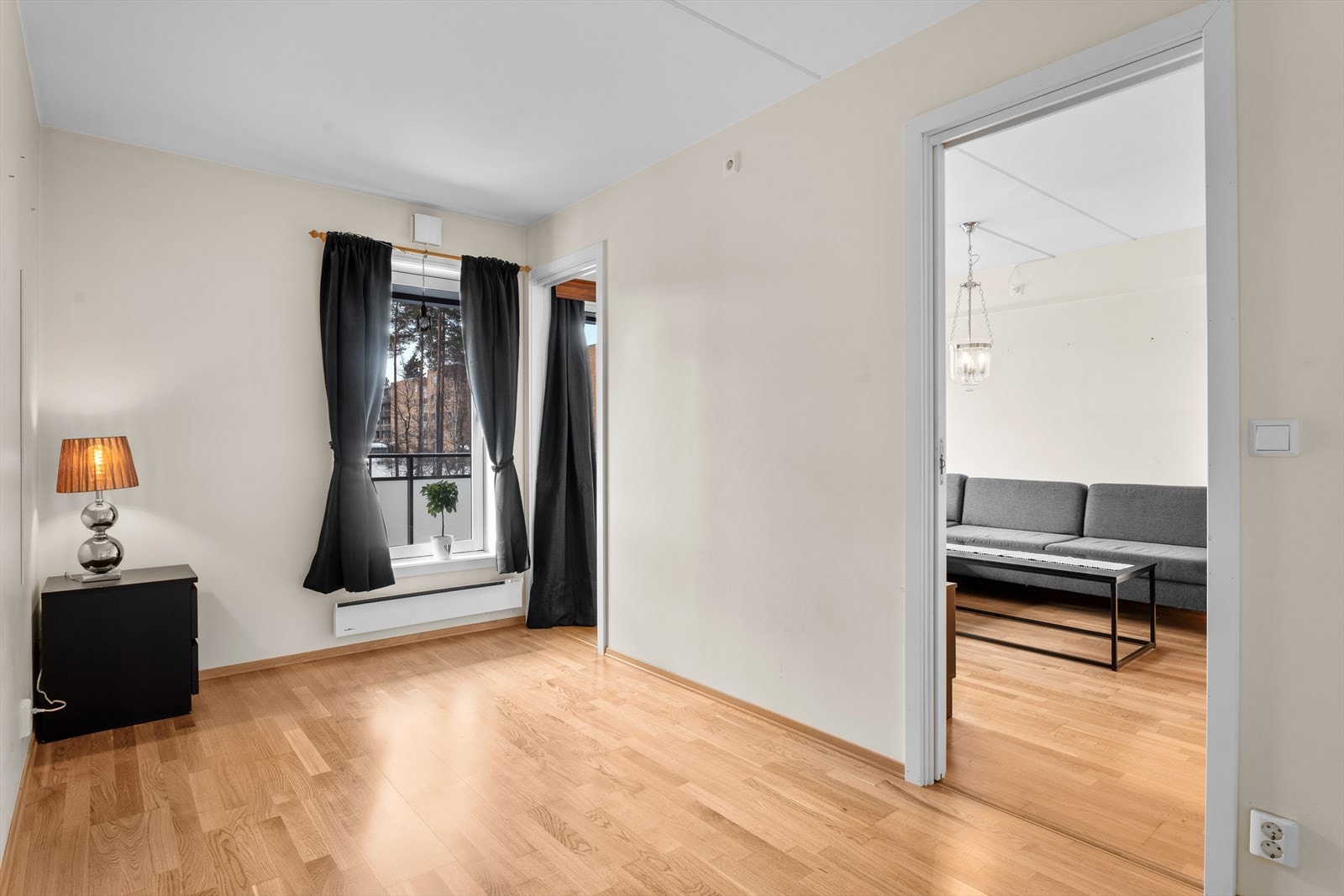 Hovedsoverommet er romslig med god plass til en dobbeltseng, nattbord og en oppbevaringsløsning. Galleribilde