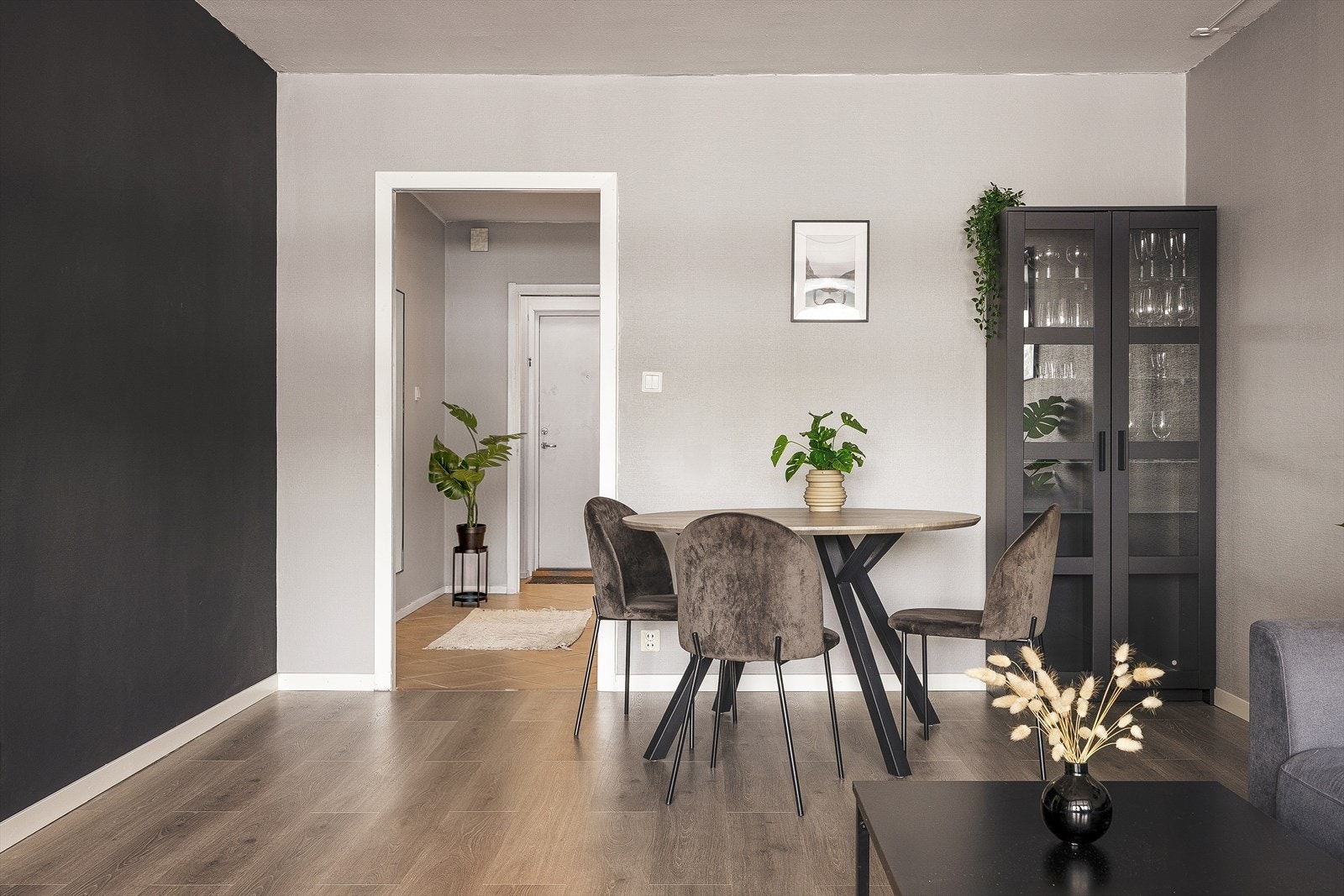 Stuen har nyere laminat på gulv og malt strie på vegger. Galleribilde