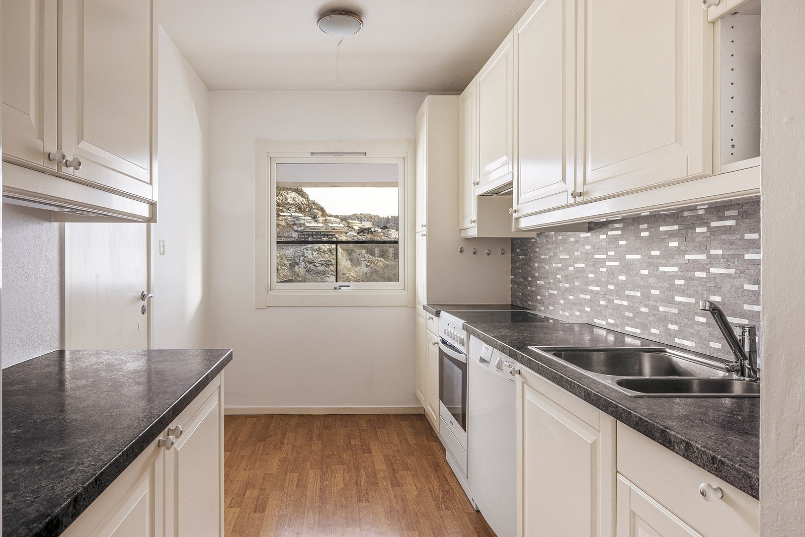 Kjøkkenet er på 10m2 og fremstår som romslig og funksjonelt Galleribilde