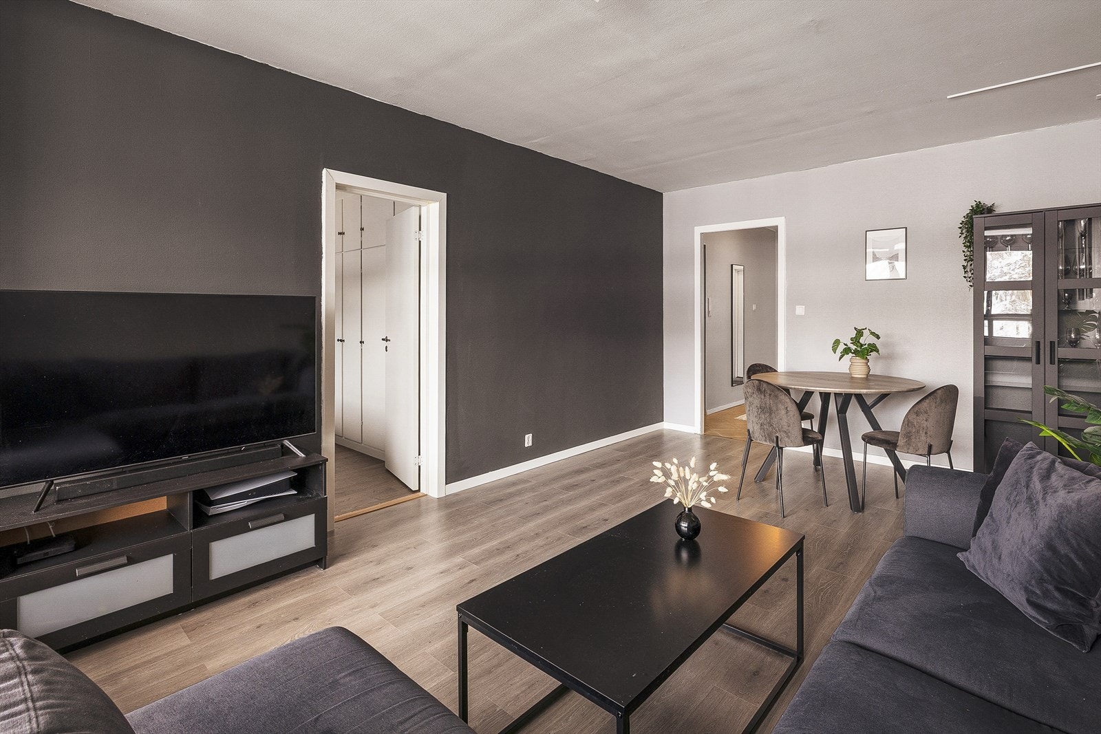 Romslig stue på 21,8m2 med gode møblerings muligheter. Galleribilde