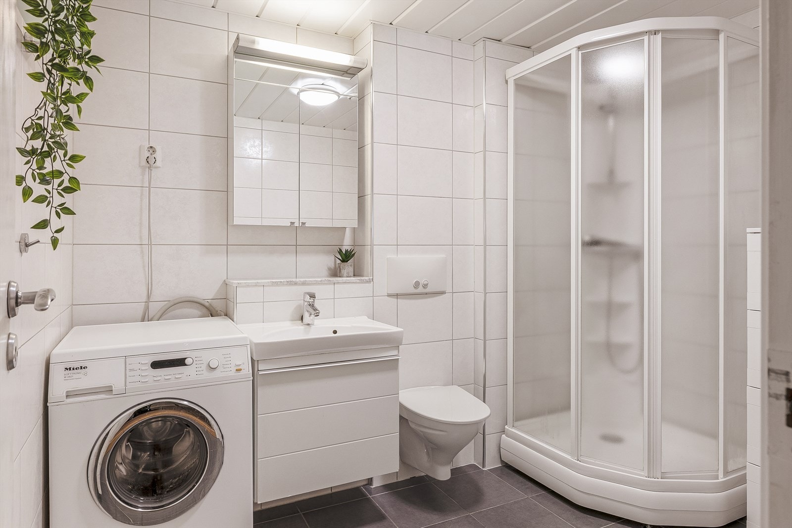 Lyst og romslig bad på 5,8m2. Galleribilde