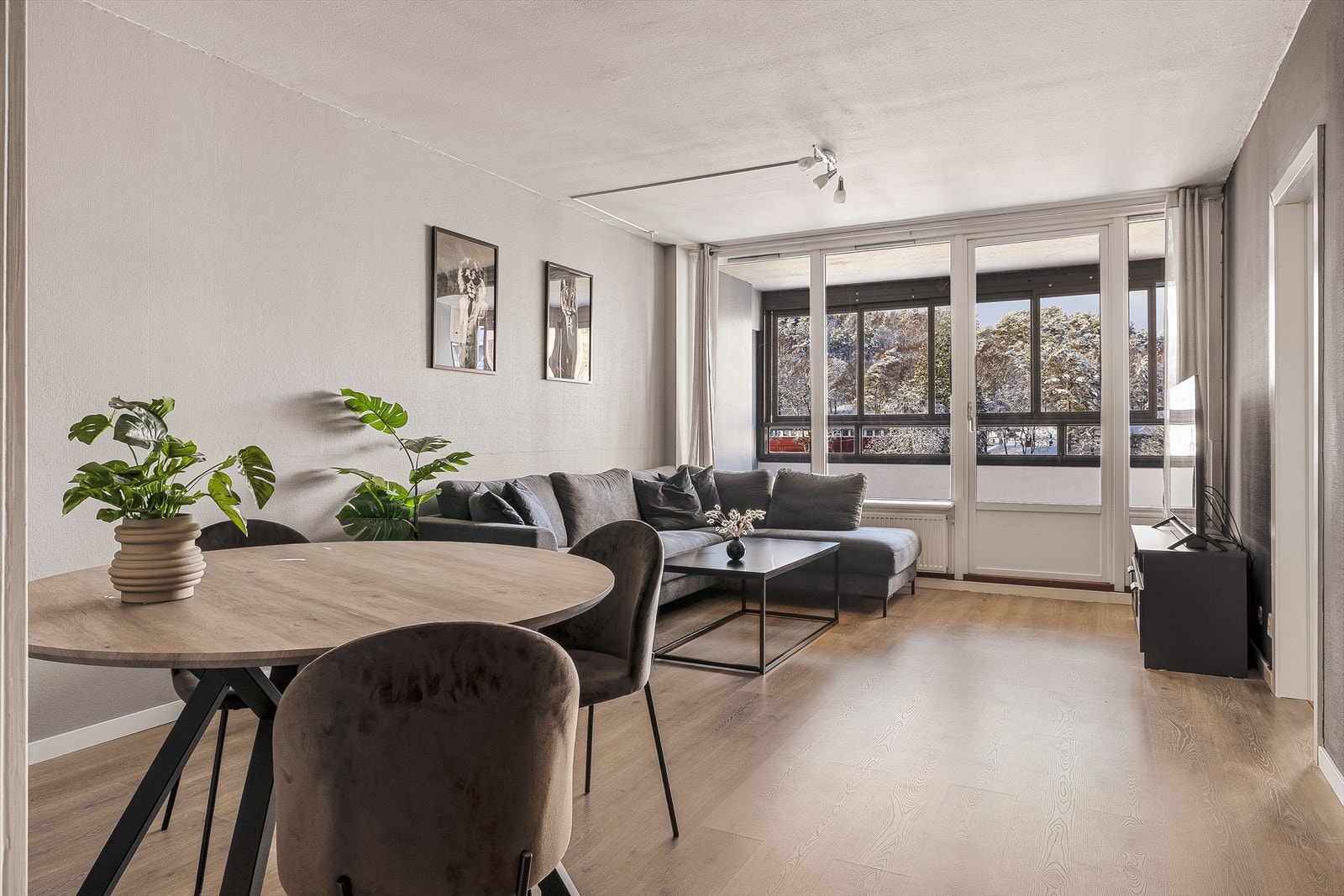 Stuen har store vindusflater som gir mye naturlig lysinnslipp Galleribilde