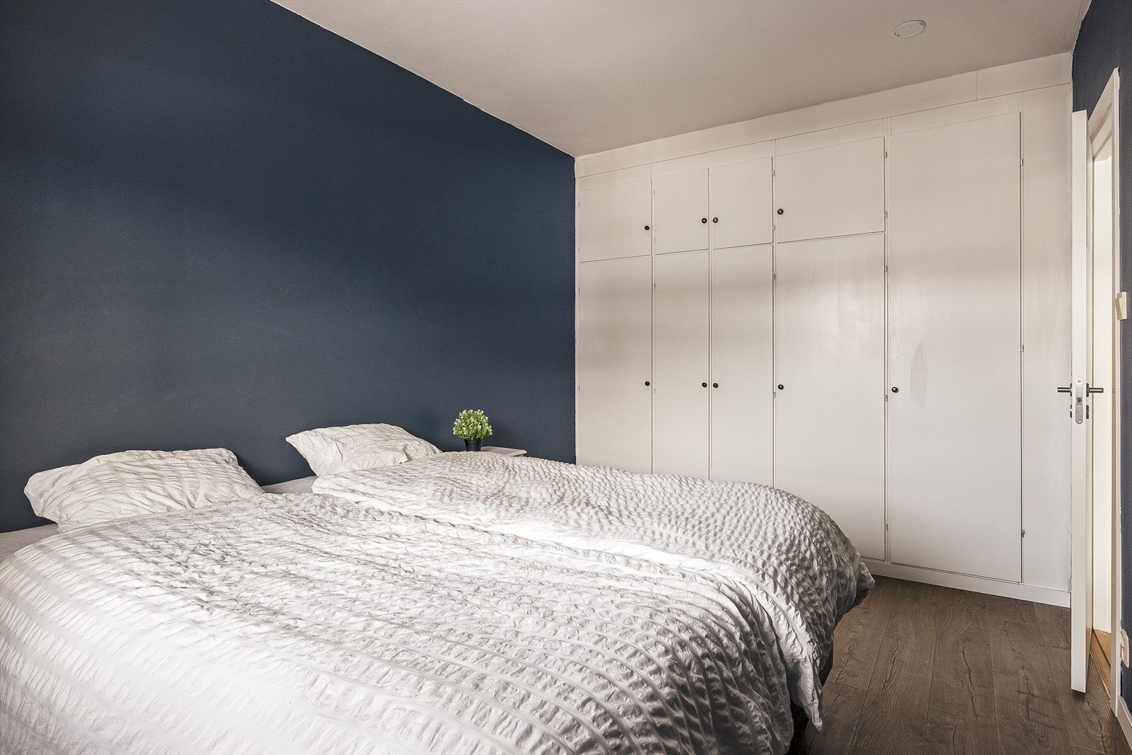 Soverommet har innebygd garderobeskap med rikelig oppbevaringsplass. Galleribilde