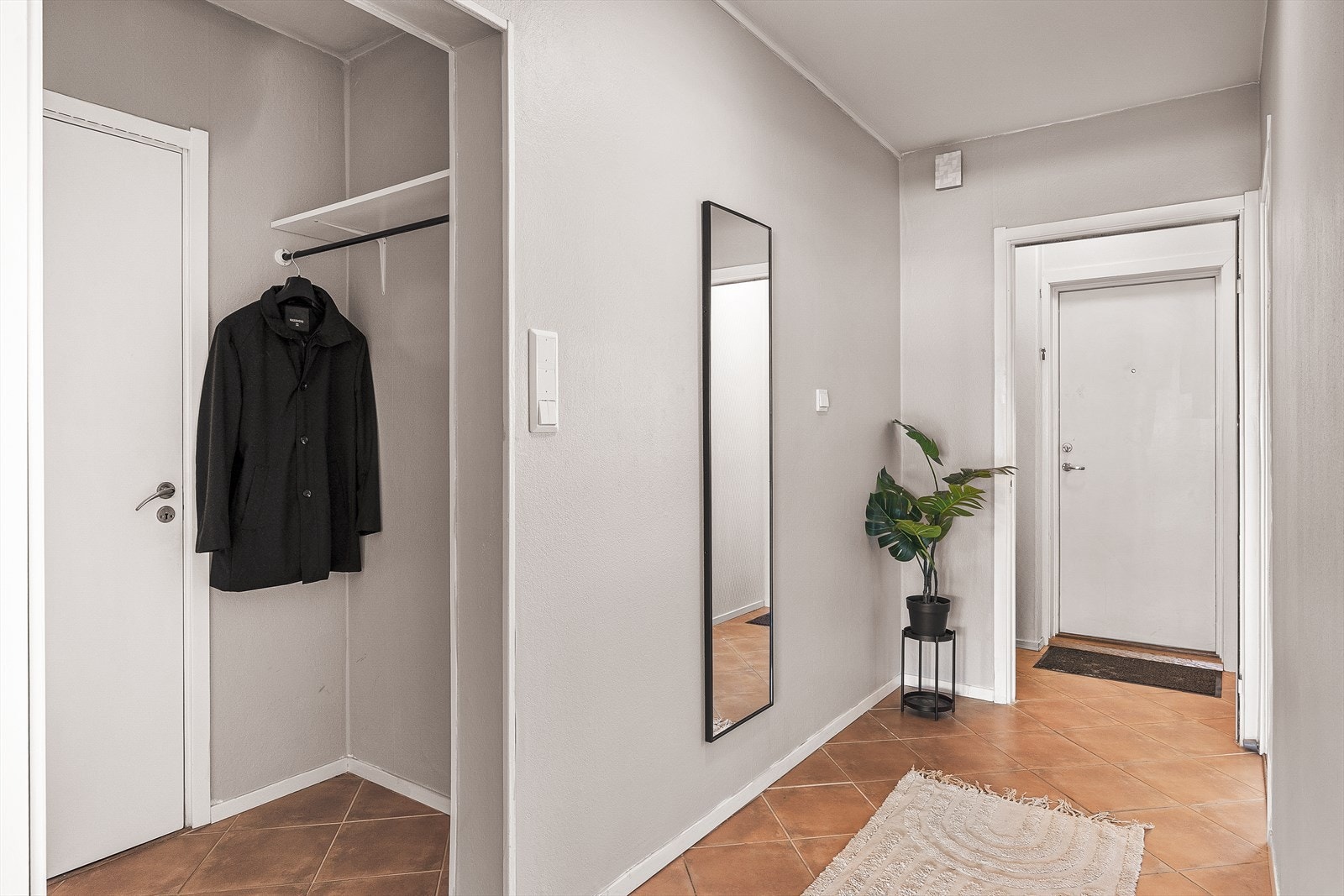 Gangen oppleves lys og åpen med mulighet for ytterlig oppheng av yttertøy i gangarealet utenfor bod, noe som gir fleksible oppbevarings løsninger og bidrar til en ryddig entre sone. Galleribilde