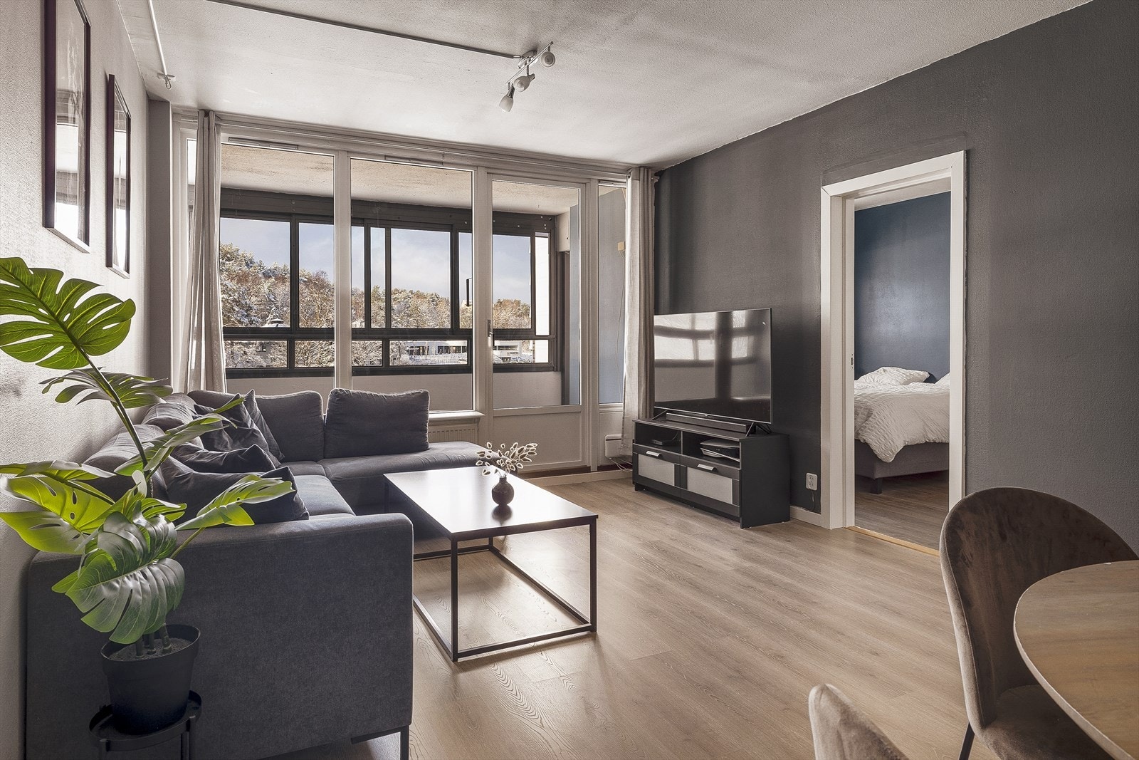 Stuen har direkte utgang til innglasset balkong Galleribilde