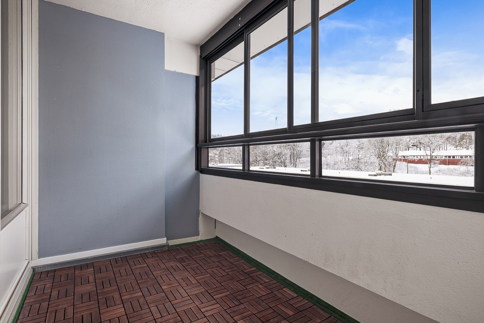 Lun og fin innglasset balkong som kan brukes store deler av året Galleribilde