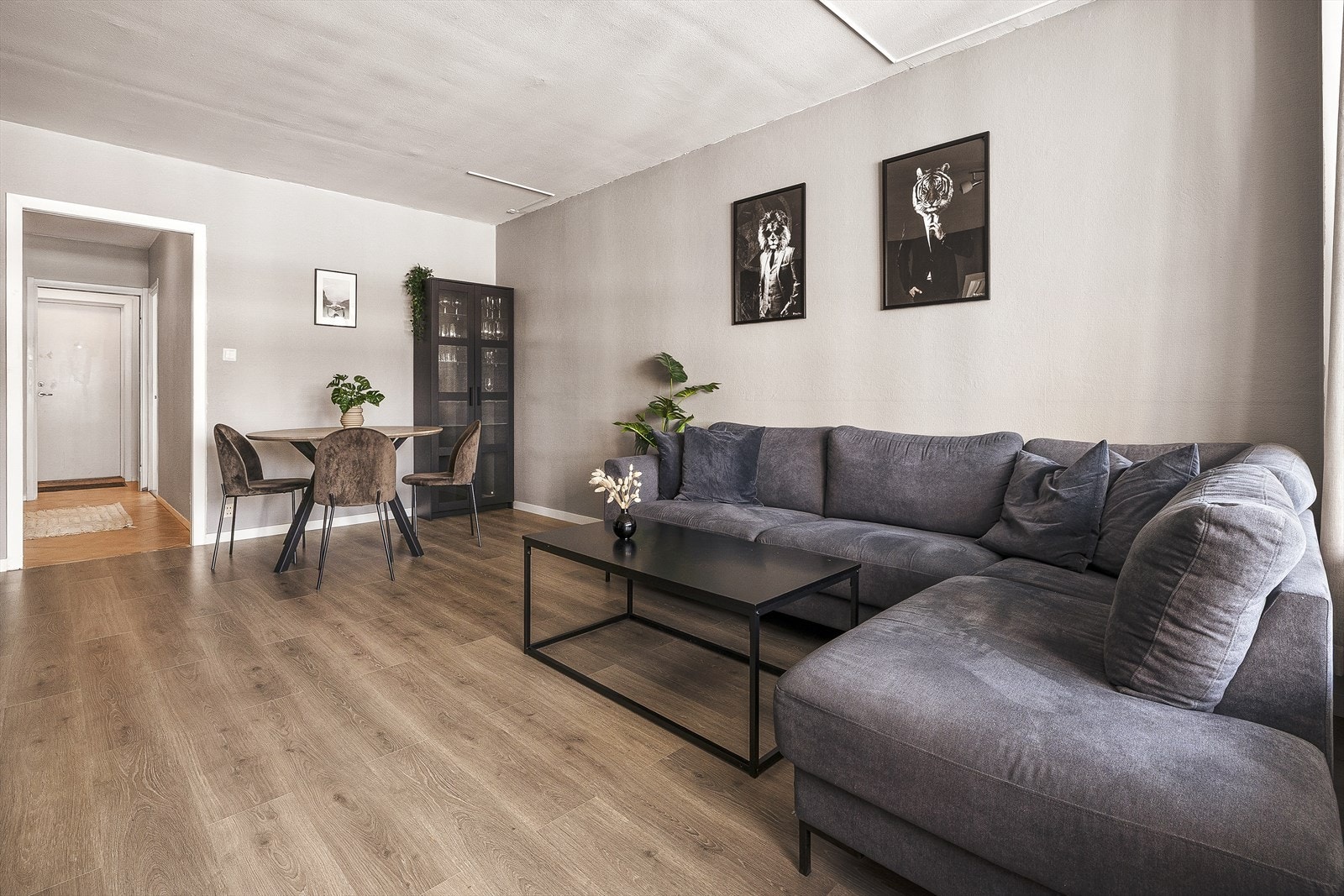 Stuen er romslig og har god plass til både sofa gruppe og spise bord. Galleribilde