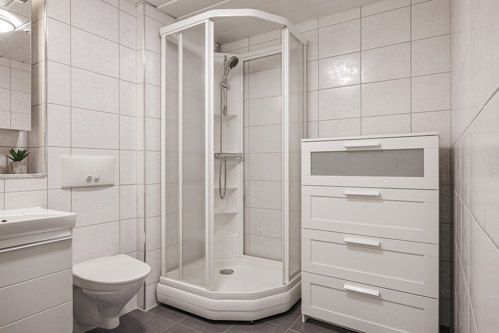 Et funksjonelt bad med praktiske løsninger og god plass utnyttelse. Galleribilde