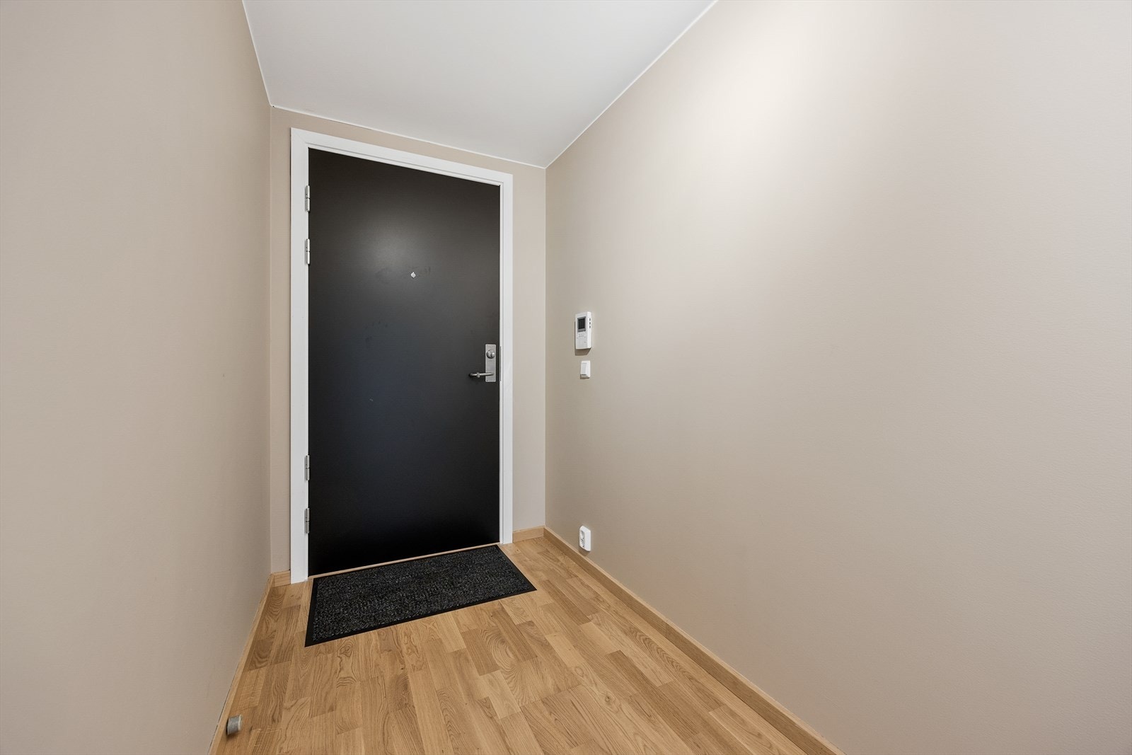 Velkommen inn i en lys entré med parkett på gulv som er gjennomgående i oppholdsrommene. Galleribilde