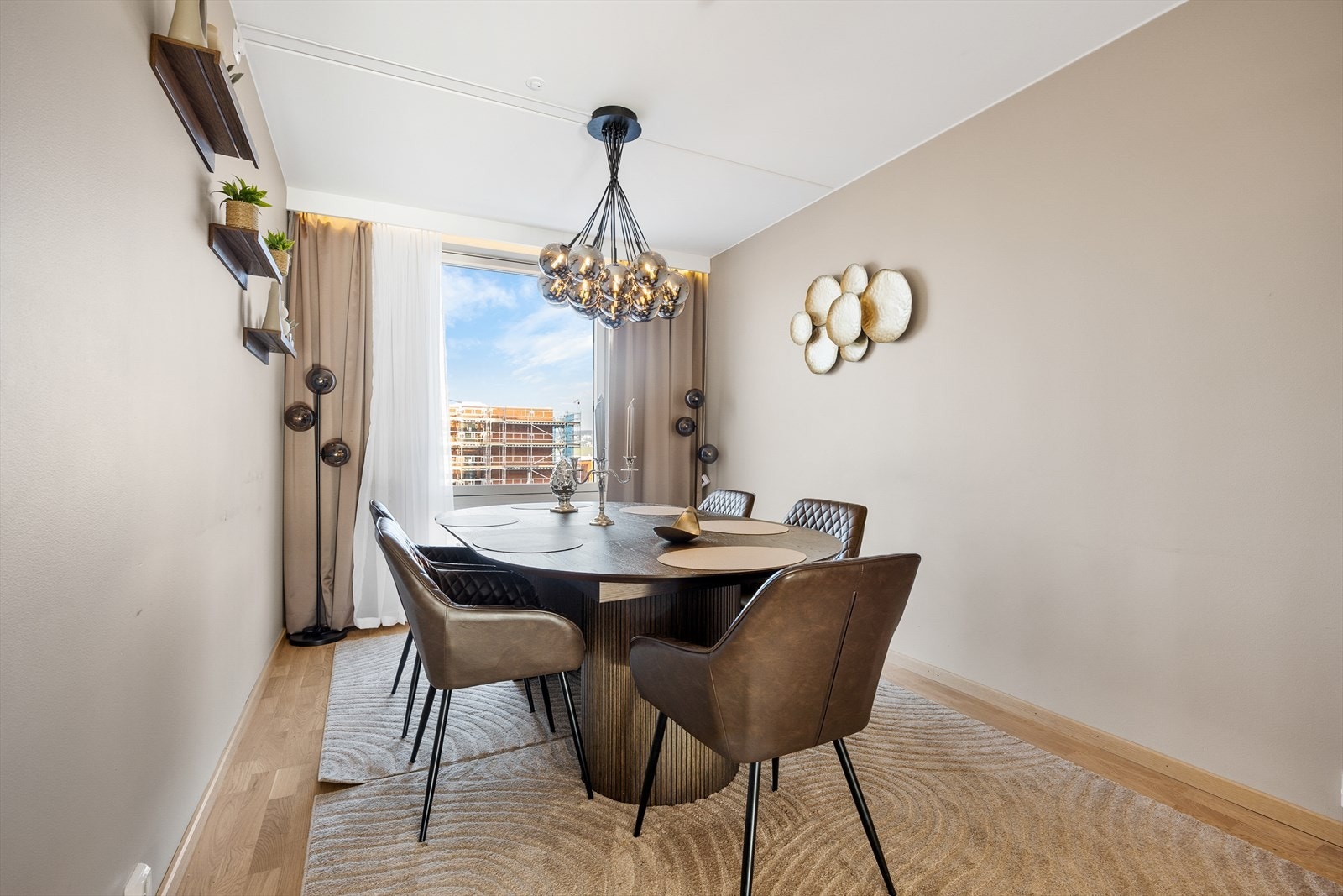 Den åpne løsningen gir god plass til en egen spisegruppe i tilknytning til kjøkkenet. Galleribilde