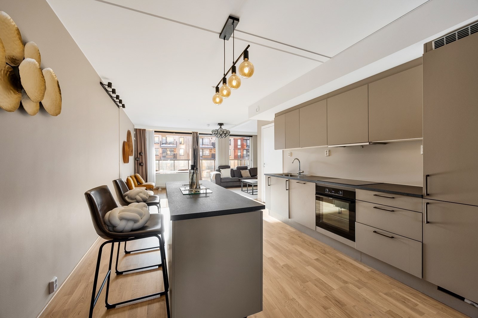 For ekstra trygghet er det installert komfyrvakt og waterguard på kjøkkenet. Galleribilde