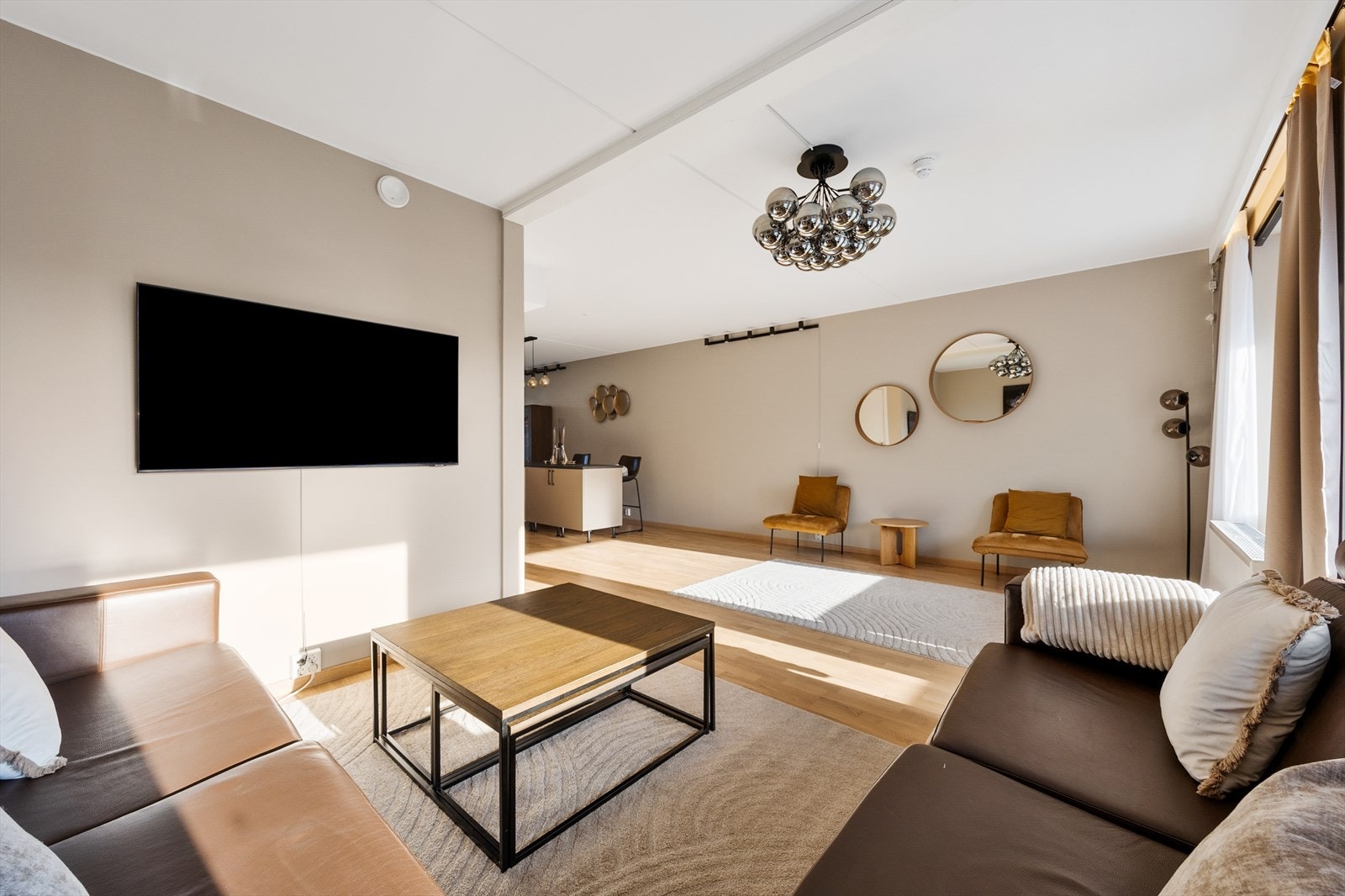 Oppvarming via radiatorer tilkoblet felles fjernvarmeanlegg sikrer en jevn og behagelig temperatur. Galleribilde