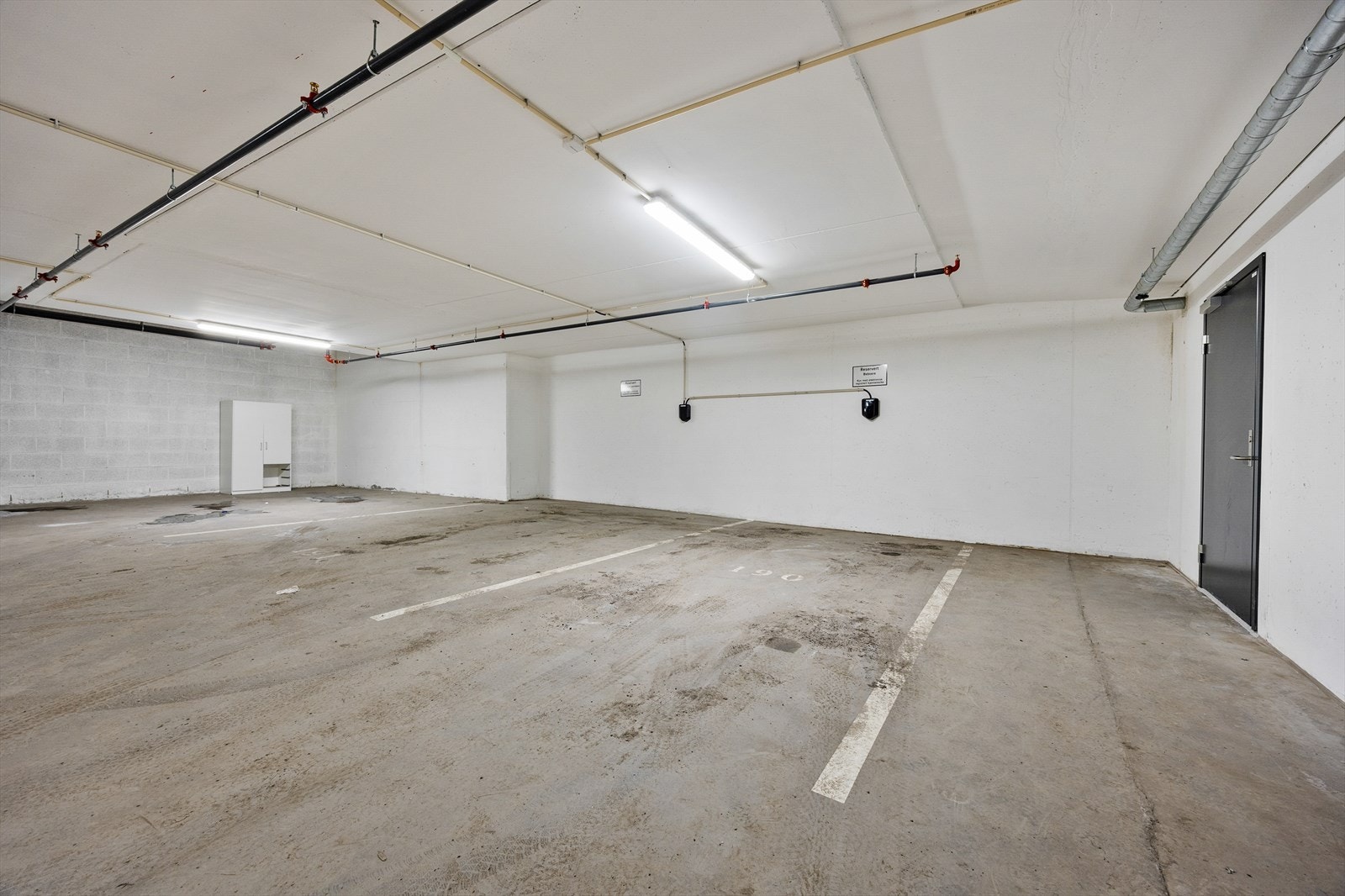 Det medfølger parkeringsplass og en bod i felles garasjeanlegg i kjelleren. Galleribilde