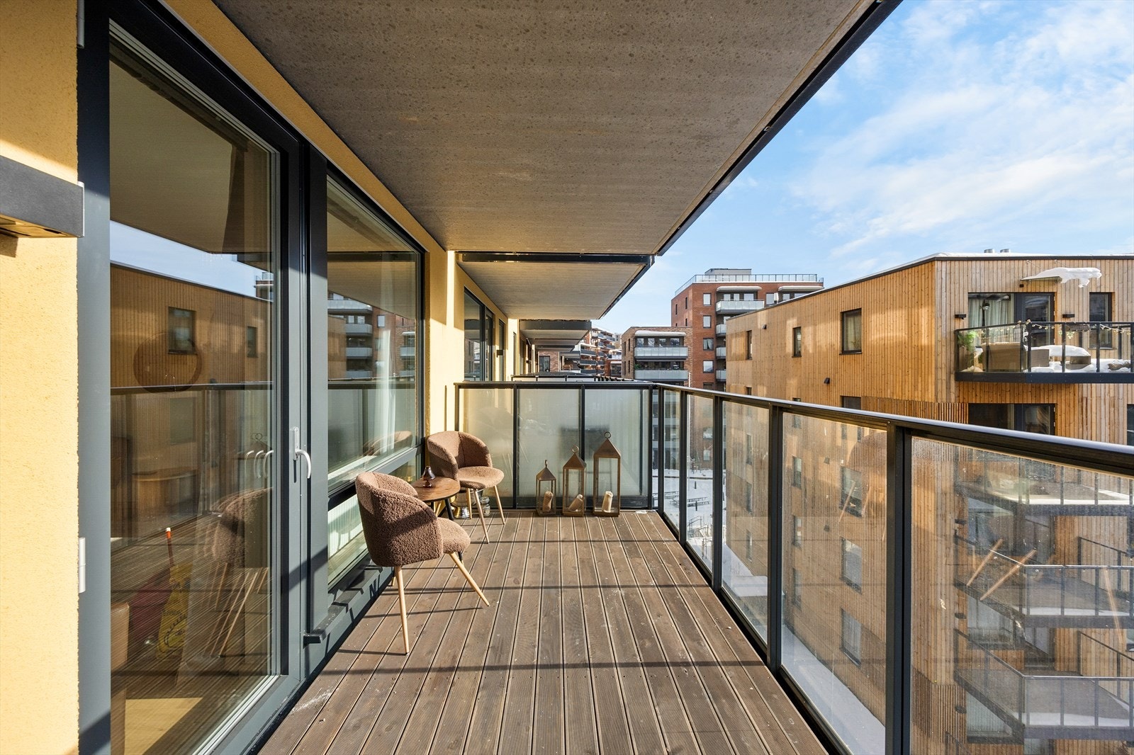 Balkongen har rekkverk i stål med glassfelt som ivaretar utsynet. Galleribilde