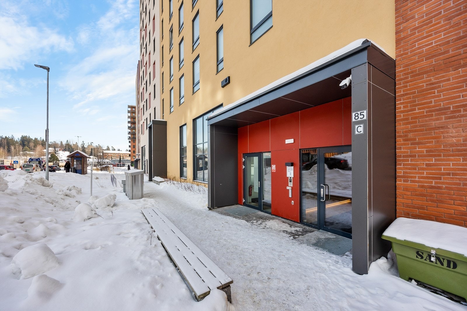 Bygget fra 2024 har en moderne fasade med teglstein og pussede overflater. Galleribilde