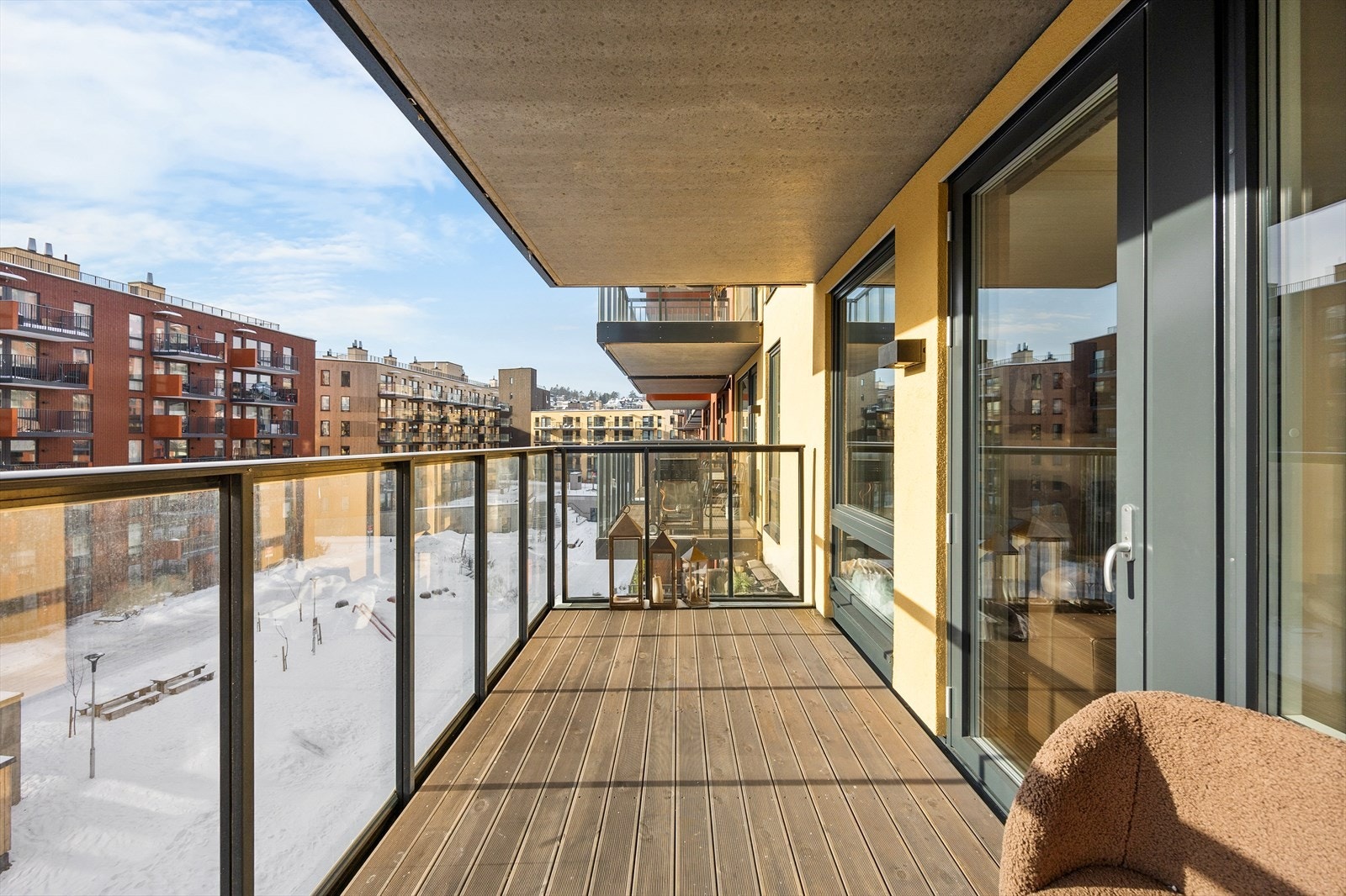 Den romslige, sydvendte balkongen på 11 m² blir en naturlig forlengelse av stuen. Galleribilde