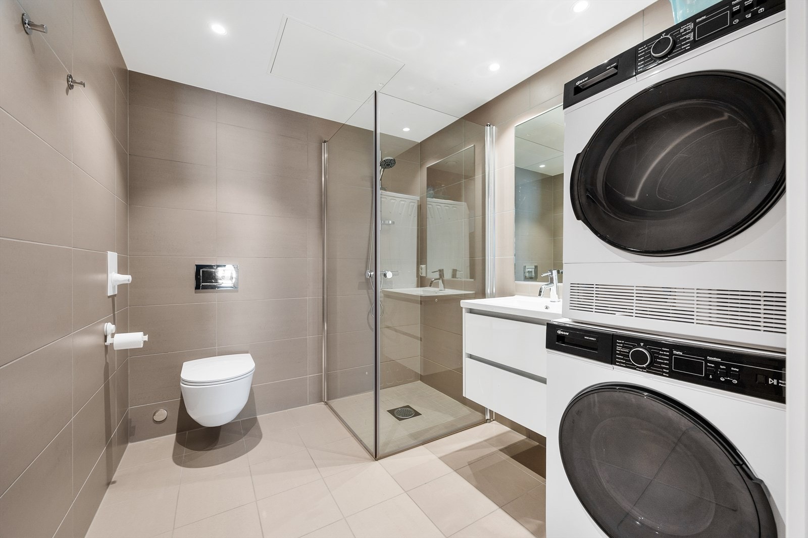 Moderne, flislagt bad med varmekabler i gulvet for ekstra komfort. Galleribilde