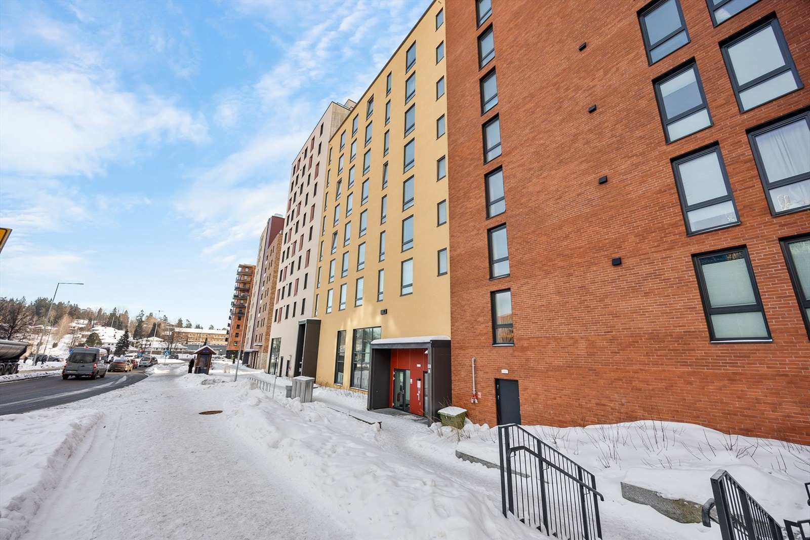 Vinduene har isolerglass i tre ramme og karm, utvendig belagt med lakkert aluminium. Galleribilde