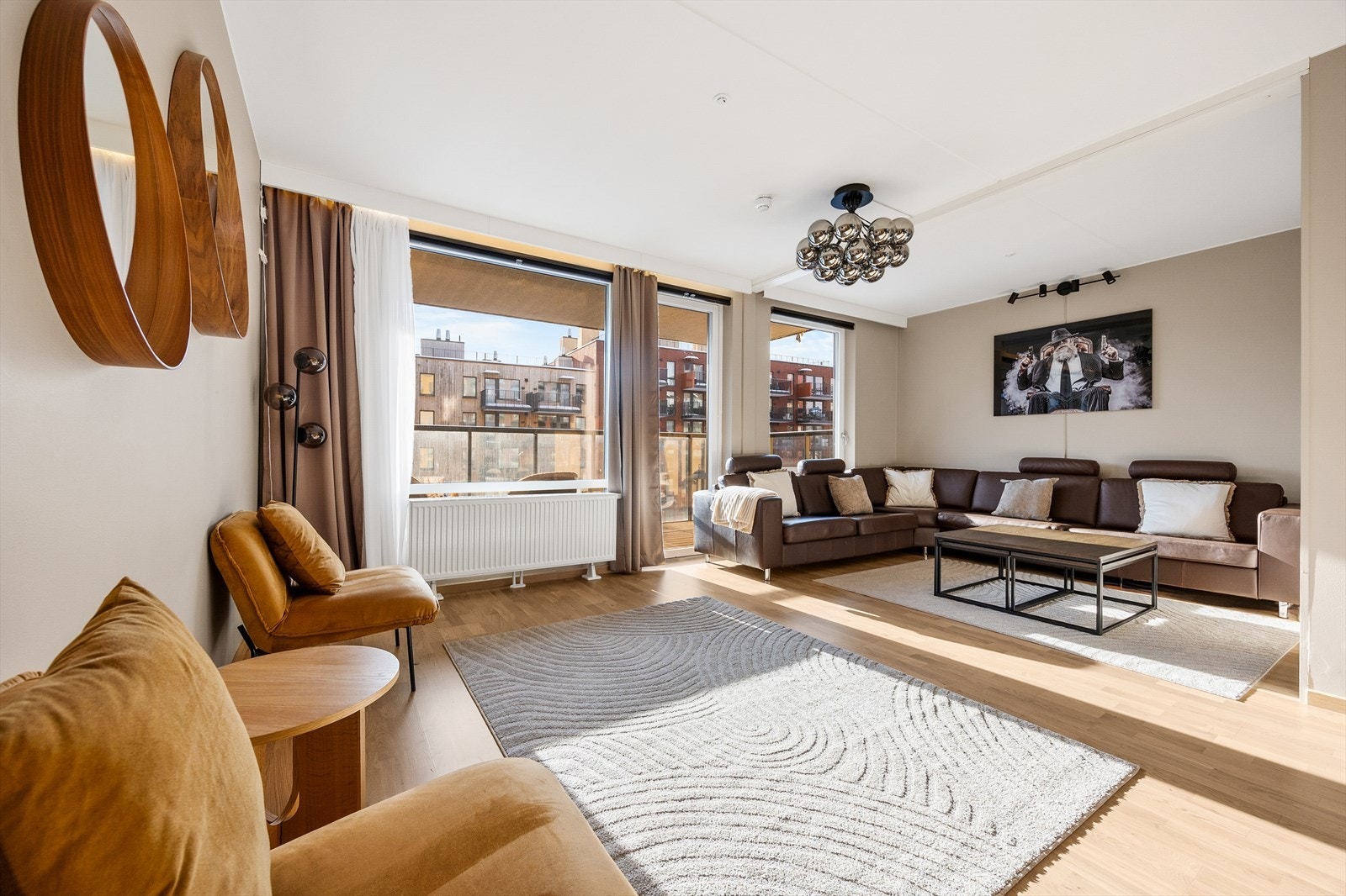 Stuen er utvidet fra opprinnelig planløsning, noe som gir en svært romslig og fleksibel sone. Galleribilde