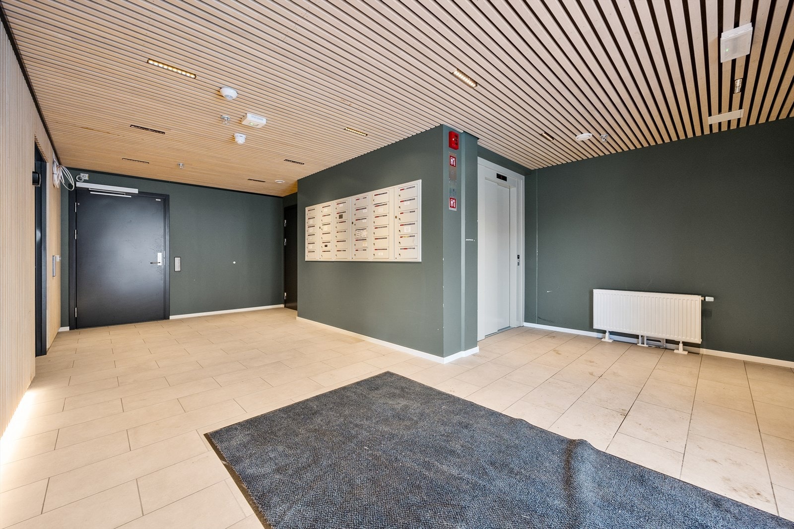 Bygget har heis til alle plan, som tar deg enkelt fra garasjen og opp til leiligheten. Galleribilde