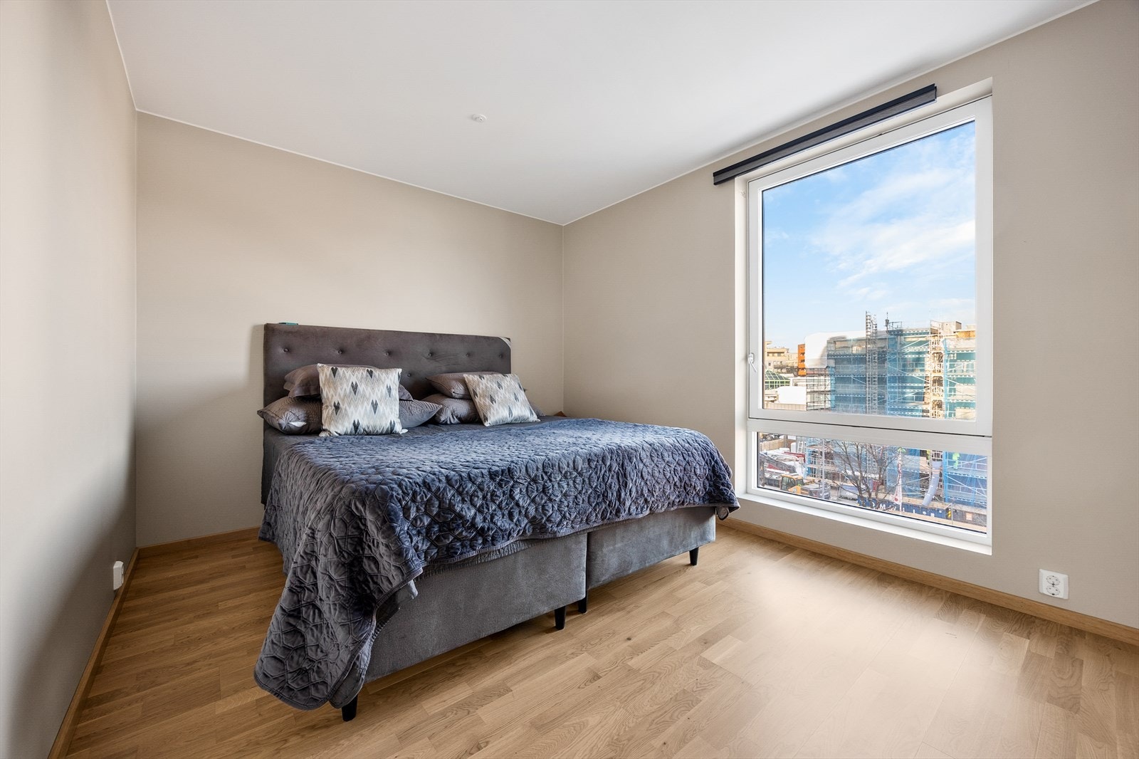 Leiligheten har to lyse soverom med parkett på gulv og malte flater. Galleribilde