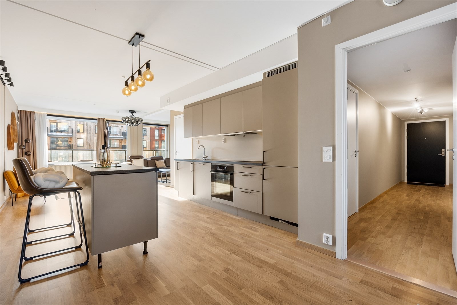 Innredningen har slette fronter og er utstyrt med integrert platetopp, stekeovn og oppvaskmaskin. Galleribilde