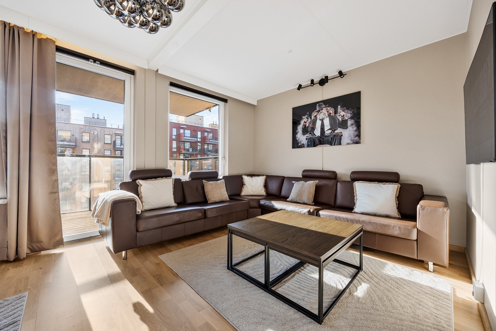 Fra stuen er det direkte utgang til balkongen gjennom en dør med isolerglass. Galleribilde