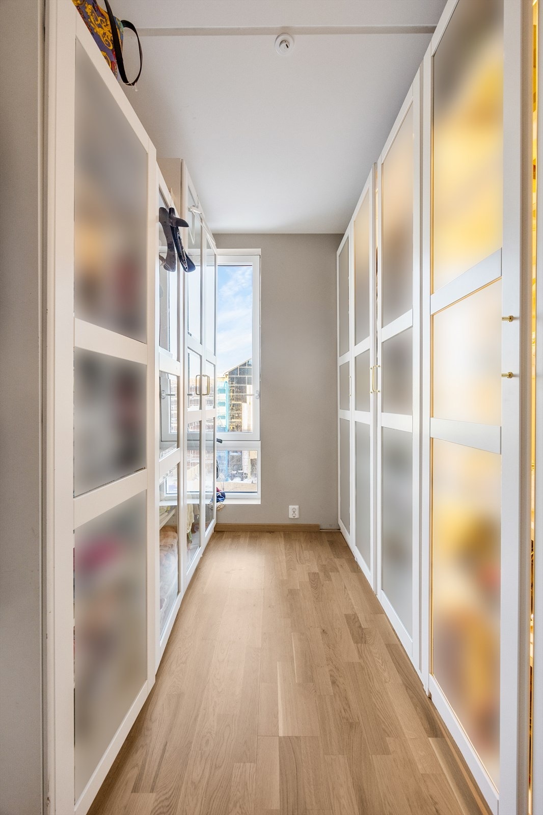 En smart garderobeløsning gir rikelig med organisert oppbevaringsplass. Galleribilde