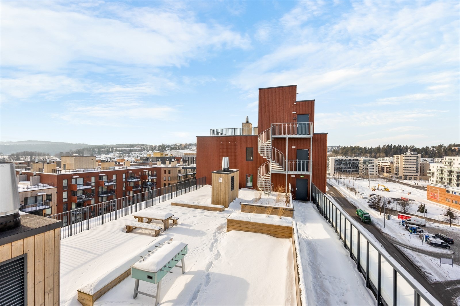 Takterrassene er møblert og gir et flott fellesområde for sosialt samvær. Galleribilde