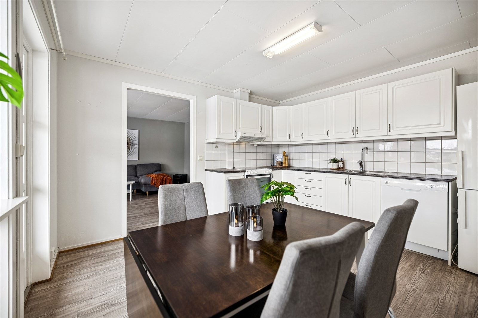 Kjøkken med god skap- og skuffeplass samt opplegg for oppvaskmaskin. Galleribilde