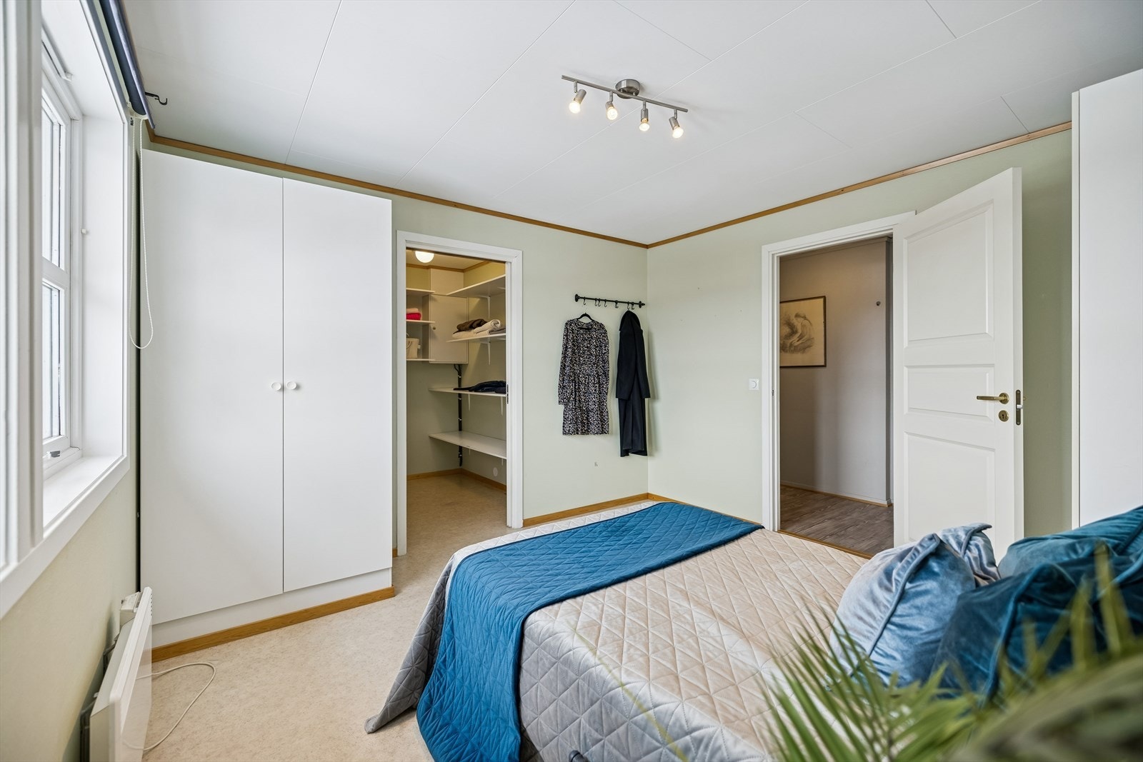 Soverom med plass til dobbeltseng og oppbevaring. Galleribilde