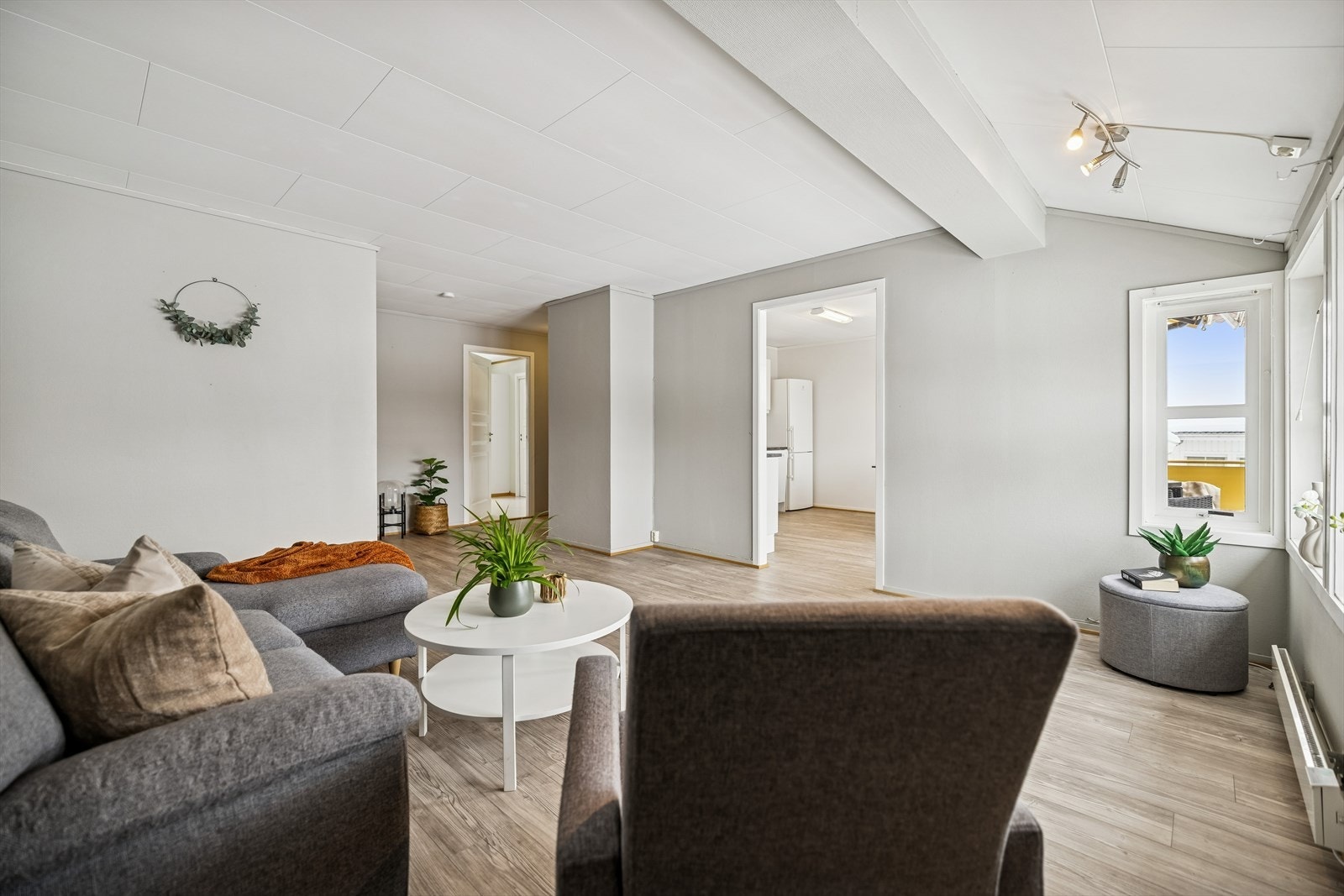 Stue med plass til både sofagruppe og ekstra sitteplasser. Galleribilde