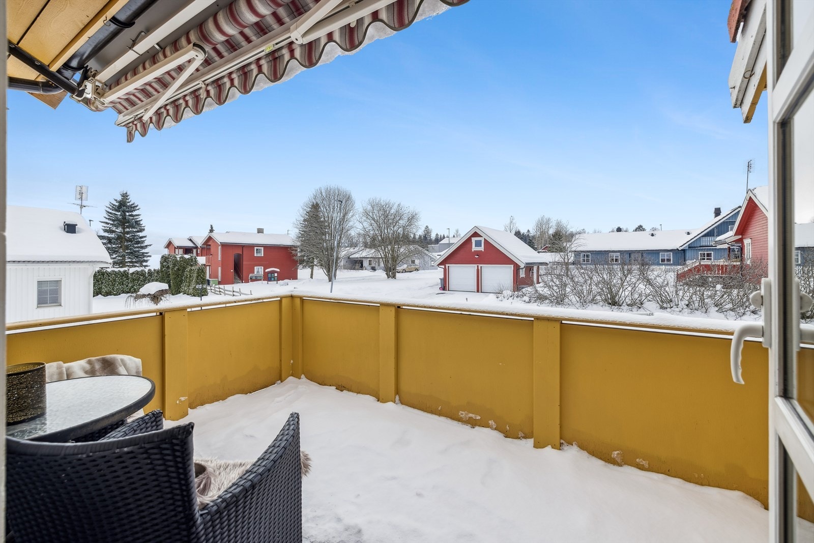 Vestvendt balkong med gode solforhold og hyggelig utsyn i nabolaget. Galleribilde