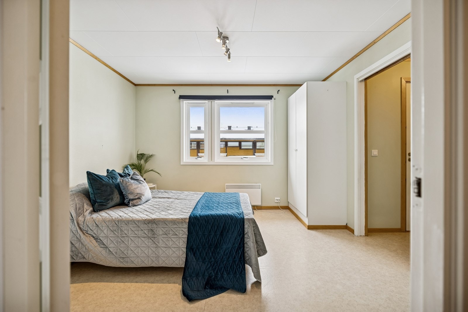 Soverom med god plass til seng og garderobe. Rolig beliggenhet mot nærområde. Galleribilde
