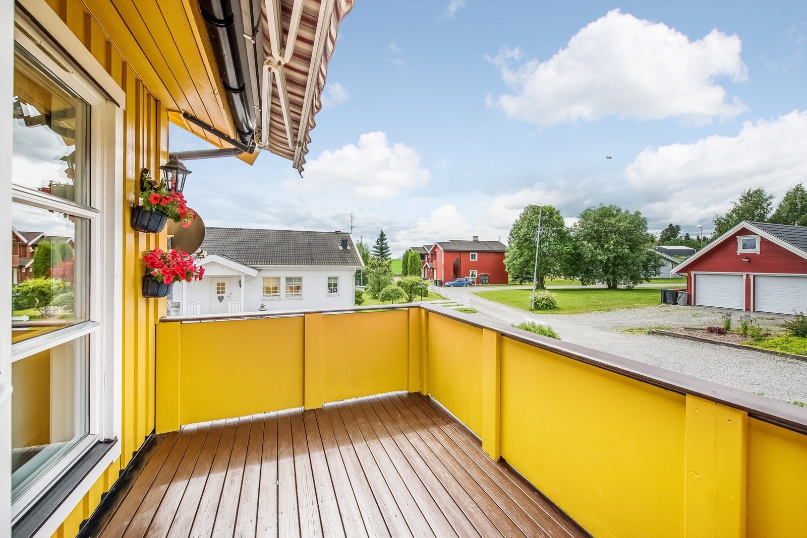 Vestvendt terrasse med gode solforhold og plass til utemøbler. Terrassemarkise for solskjerming. Galleribilde