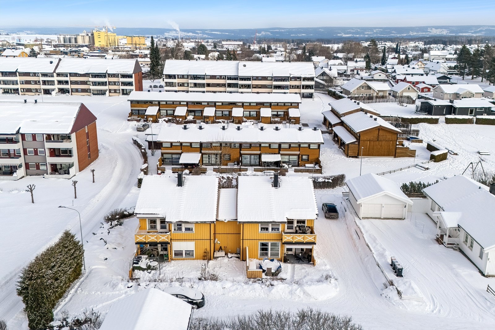 Oversiktsbilde av nærområdet med grønne fellesarealer og barnevennlige omgivelser. Galleribilde