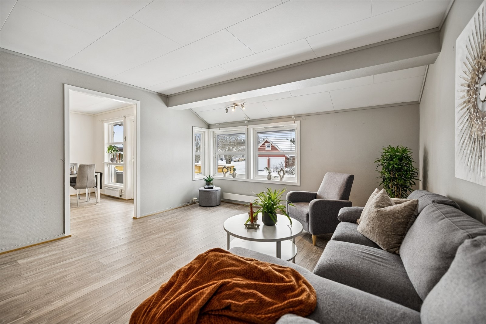 Lys og trivelig stue med åpen planløsning. Galleribilde