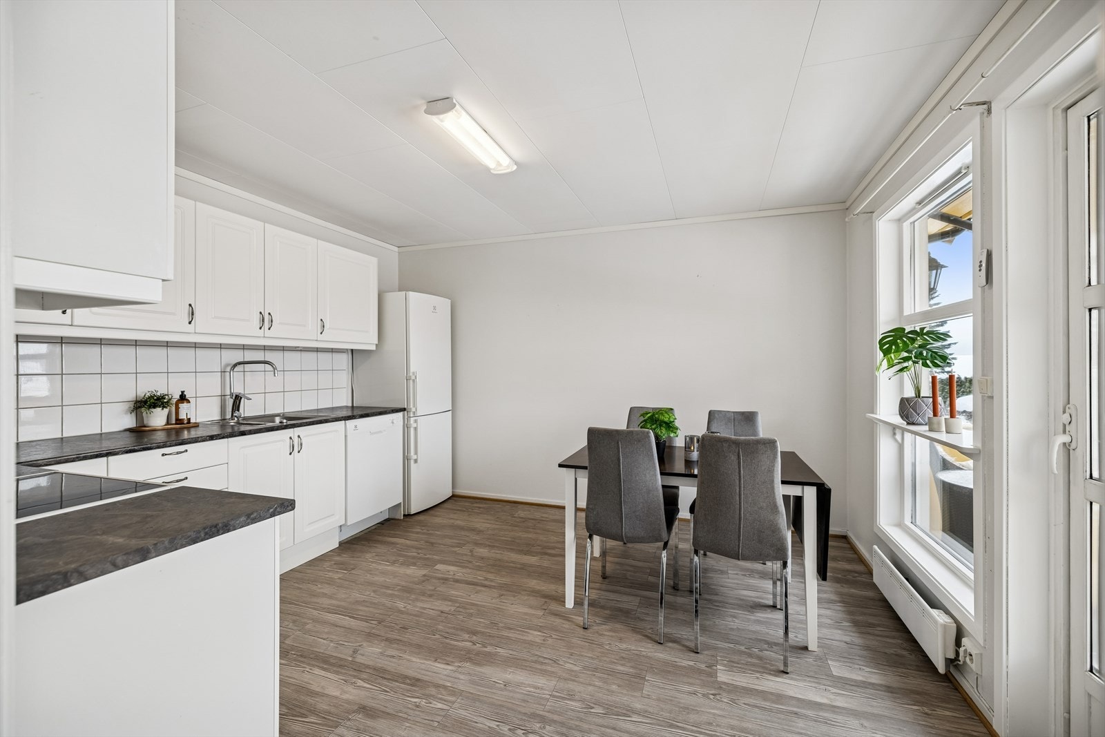 Åpen løsning mellom kjøkken og stue gir god romfølelse. Galleribilde